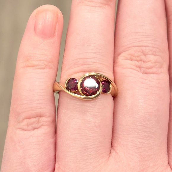 Vintage 14K Garnet Ring, Pyrope Rhodolite Three Stone, Deep Fire Red, Size 6.75 - Picture 4 of 17